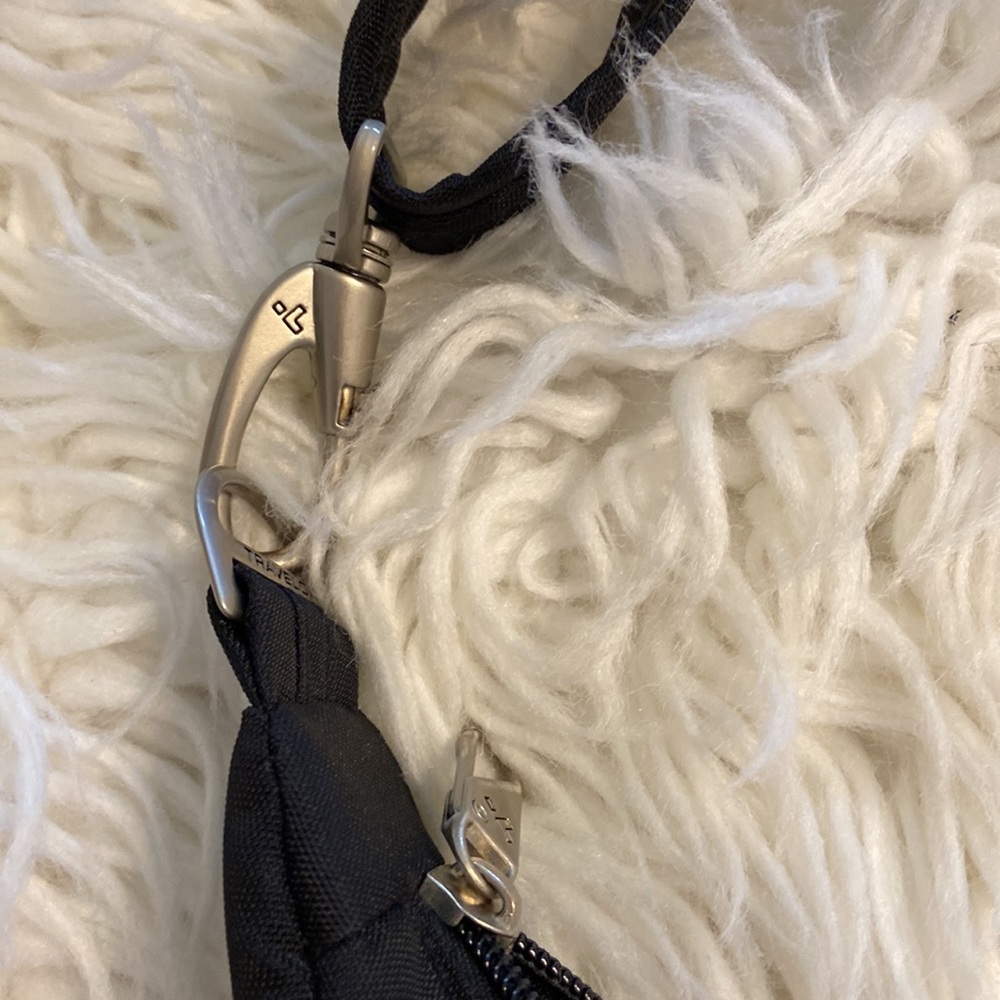 Travelon Nylon Crossbody Bag excellent condition black color - Picture 14 of 16